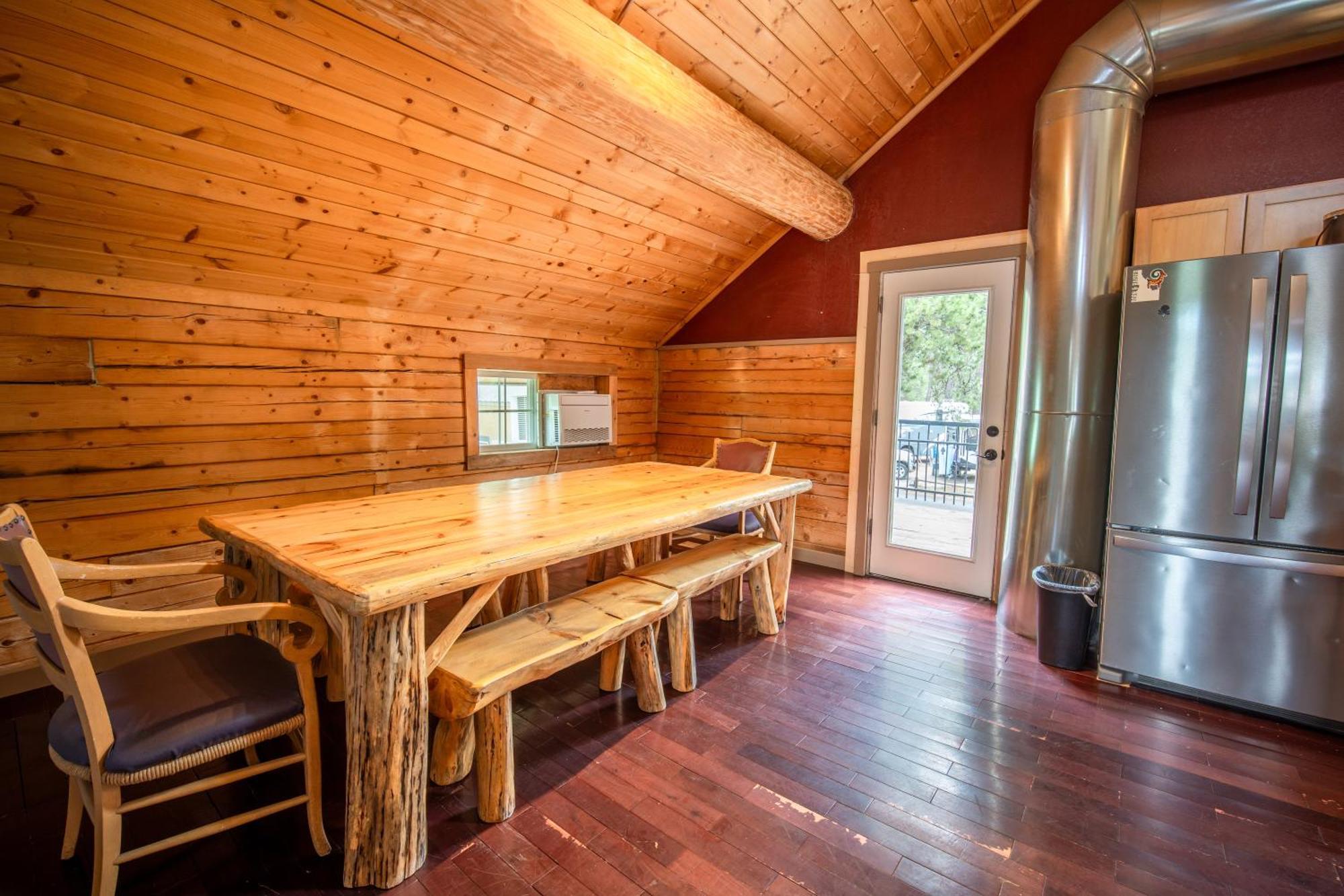 Alpine Hotel *